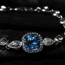 Premium Chain Bracelet with Captivating Stone Charm
